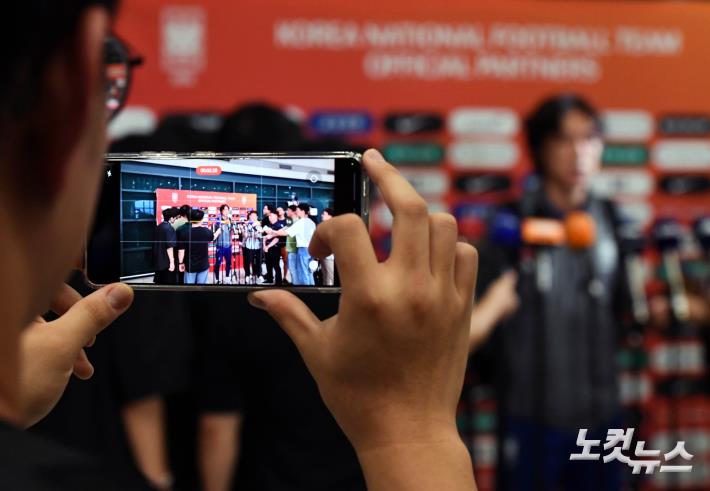 취재진 앞에 선 홍명보 감독