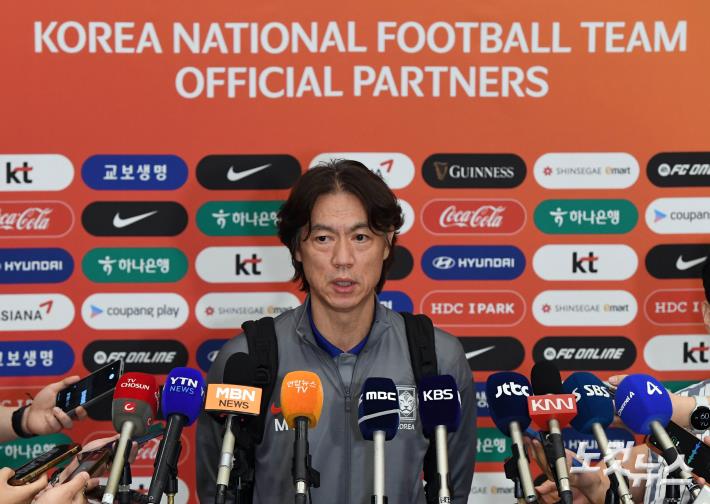 질문에 답하는 홍명보 감독