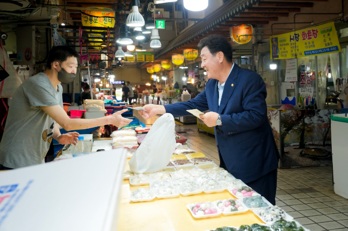 경주시의회 이동협 의장이 전통시장에서 장보기 행사를 갖고 있다. 경주시의회 제공