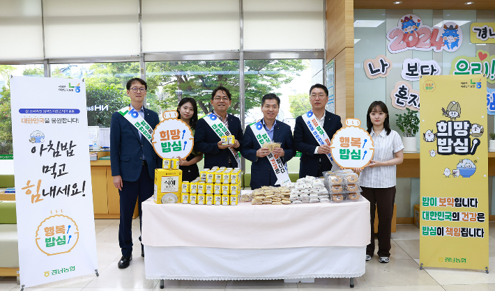 경남농협 조근수 본부장이 12일 민족 최대의 명절 추석을 맞아 떡 나눠주기 행사를 참여했다. 경남농협 제공