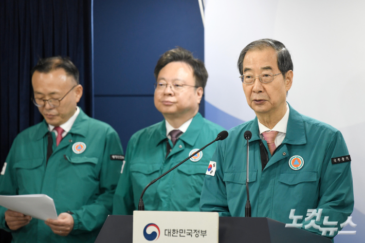 한덕수 국무총리가 응급 의료 상황에 대한 브리핑을 하고 있다. 박종민 기자