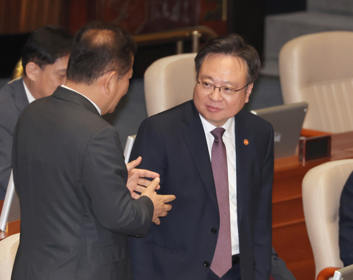 대화하는 이상민 행안부 장관과 조규홍 복지부 장관     (서울=연합뉴스) 김주형 기자 = 이상민 행정안전부 장관과 조규홍 보건복지부 장관(오른쪽)이 12일 오후 국회 본회의장에서 열린 교육·사회·문화 분야 대정부질문에 참석해 대화하고 있다. 2024.9.12     kjhpress@yna.co.kr (끝)   <저작권자(c) 연합뉴스, 무단 전재-재배포, AI 학습 및 활용 금지> 연합뉴스