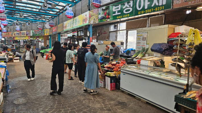 광주여성가족재단이 추석 명절을 앞두고 경기침체로 어려움을 겪고 있는 전통시장 상인들의 사기 진작과 지역경제 활성화를 위해 '추석 명절 전통시장 활성화를 위한 장보기' 행사를 진행하고 있다. 광주여성가족재단 제공