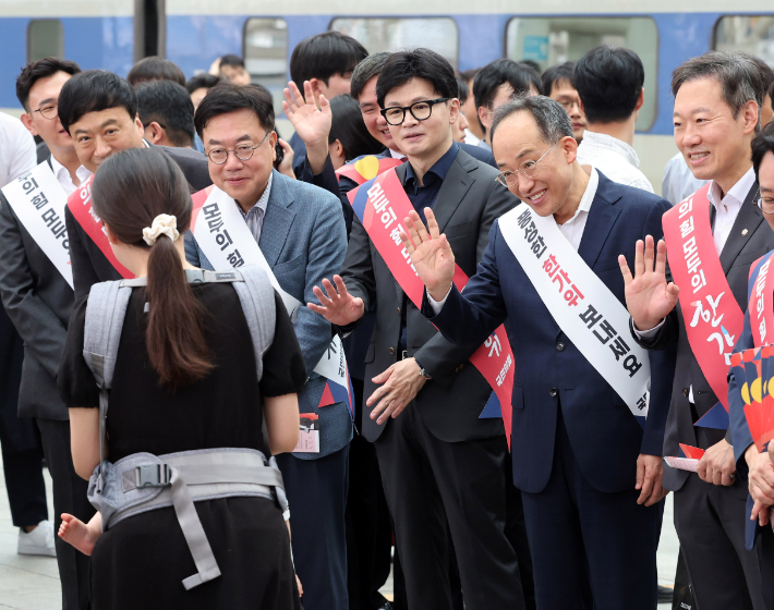 귀성인사서 해병대 마주친 韓, 전장연 만난 李…반응은?[영상]