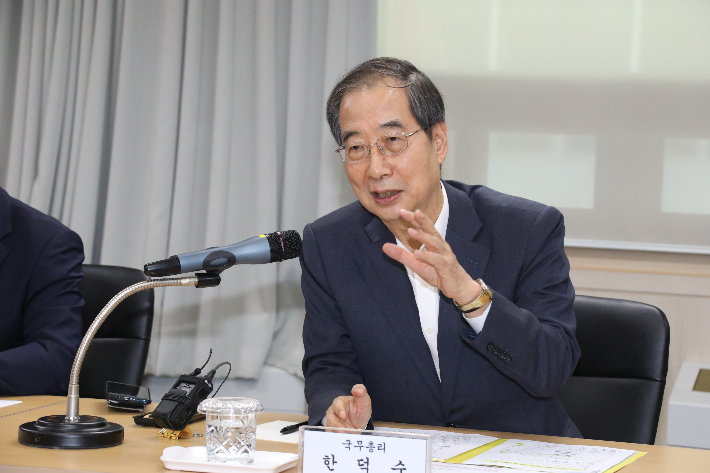 한덕수 국무총리가 13일 오전 전남 화순군 화순전남대병원에서 의료진과 간담회를 하고 있다. 연합뉴스     scoop@yna.co.kr (끝)   <저작권자(c) 연합뉴스, 무단 전재-재배포, AI 학습 및 활용 금지> 연합뉴스