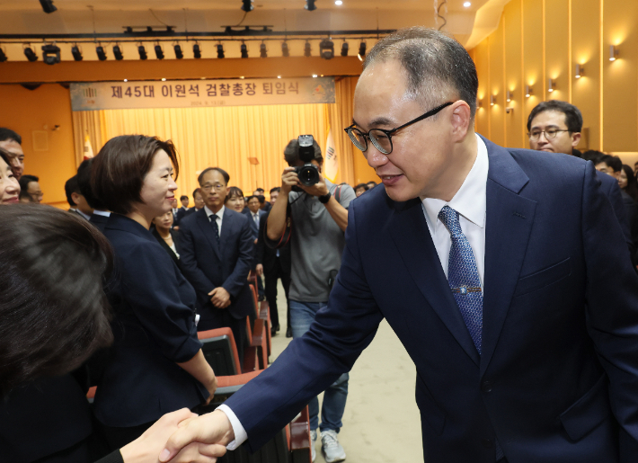 이원석 검찰총장이 13일 서울 서초구 대검찰청에서 열린 퇴임식에서 직원들과 악수하고 있다. 연합뉴스