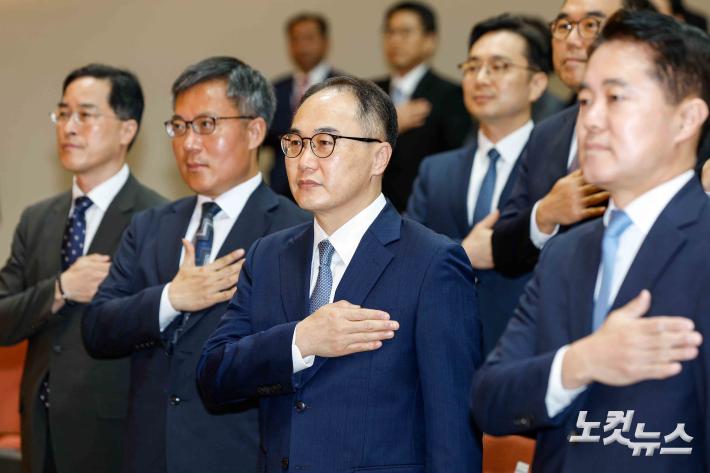 국민의례하는 이원석 검찰총장