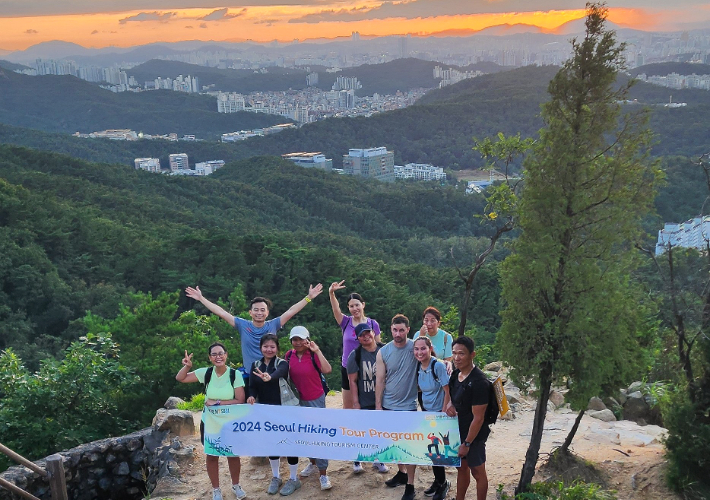 정기 산행 프로그램에 참가한 외국인 관광객들. 서울관광재단 제공 