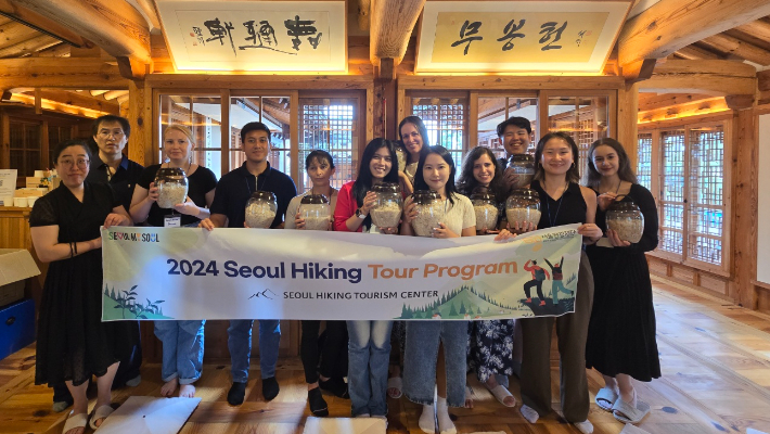 전통주 만들기 체험 프로그램에 참가한 외국인 관광객들. 서울관광재단 제공 