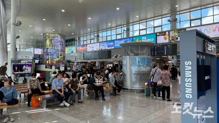 광주 광산구 광주송정역 대합실에서 13일 오전 귀성객들이 열차를 기다리고 있다. 김수진 기자 