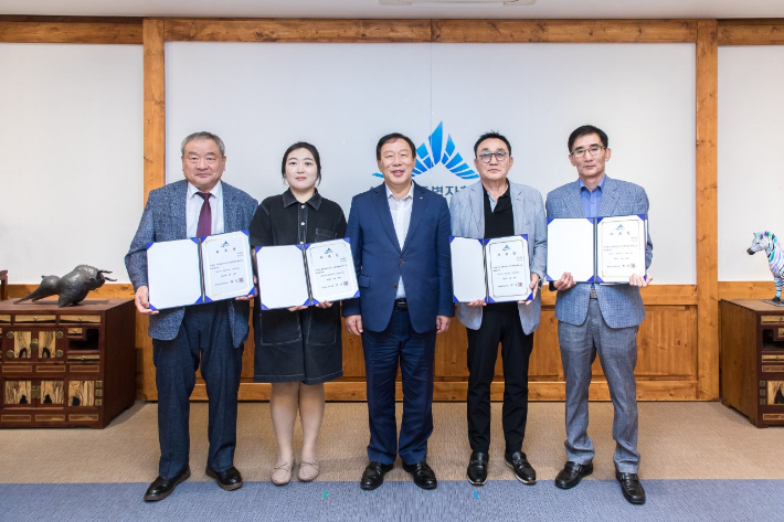 (왼쪽부터) 강창렬 전 대전과학기술대학교 보건의료행정학과 교수, 임국화 세종시 농업정책특별보좌관(연임), 최민호 세종시장, 임인택 세종사회적기업협의회장, 권대혁 세종시검도회장. 세종시 제공