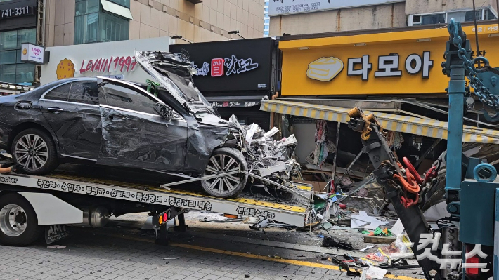 12일 오후 부산 해운대구 중동 해운대구청 어귀삼거리에서 인도를 덮친 벤츠 차량이 견인되고 있다. 김혜민 기자 