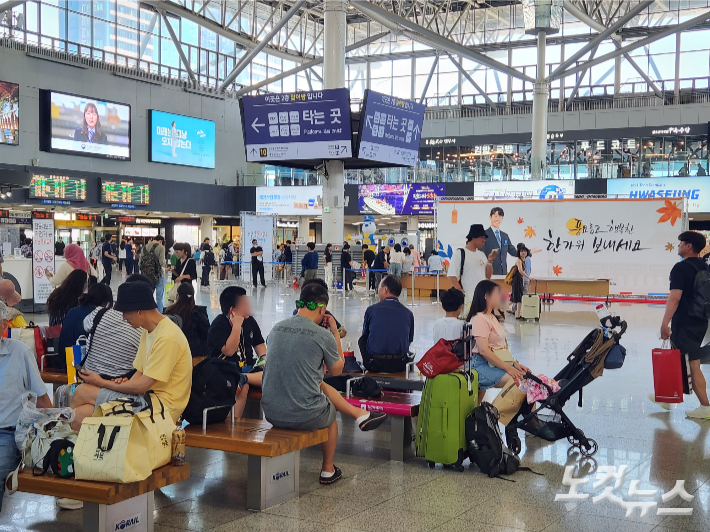 추석 연휴를 하루 앞둩 13일 부산역이 귀성객들로 붐비고 있다. 정혜린 기자