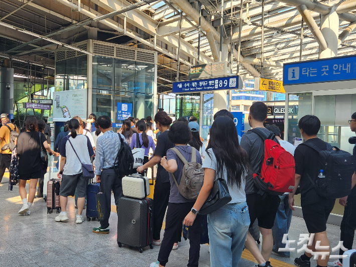 추석 연휴를 하루 앞둔 13일 부산역에 기차 타는 곳으로 향하는 승객들이 줄을 서고 있다. 정혜린 기자 
