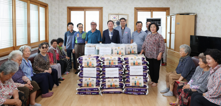 함안면 득성마을에서 위문품을 전달한 조근제 함안군수. 함안군 제공