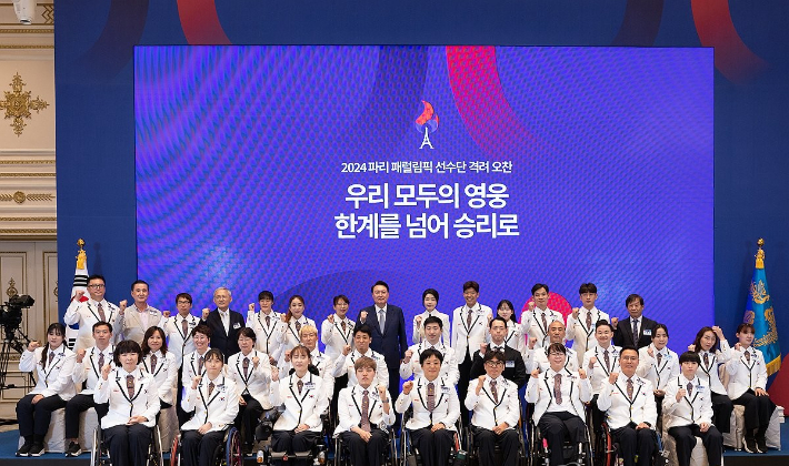 윤석열 대통령과 김건희 여사가 13일 청와대 영빈관에서 열린 '2024 파리 패럴림픽 선수단 격려 오찬'을 마친 뒤 선수단 및 참석자들과 기념 촬영을 하고 있다. 연합뉴스