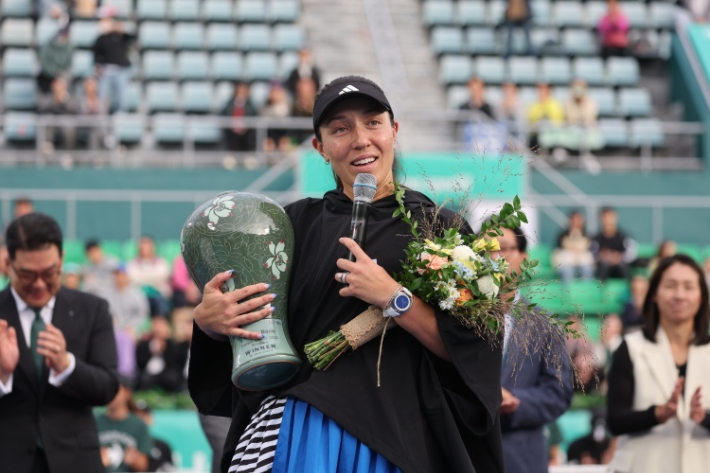 2023 여자프로테니스(WTA) 투어 하나은행 코리아 오픈 단식 우승을 차지한 미국 제시카 페굴라가 소감을 밝히는 모습. 연합뉴스