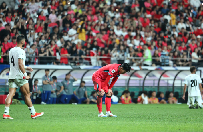  5일 오후 서울월드컵경기장에서 열린 2026 FIFA 북중미 월드컵 3차 예선 대한민국 대 팔레스타인의 경기. 0 대 0으로 경기를 마친 후 손흥민이 아쉬워 하고 있다. 연합뉴스 