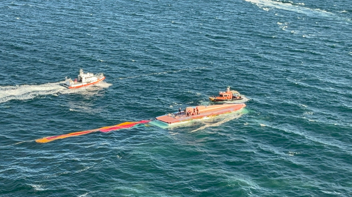 16일 오전 7시 42분쯤 전북 군산시 십이동파도 남방 약 2해리 해상에서 35톤급 어선이 전복됐다. 군산해경 제공