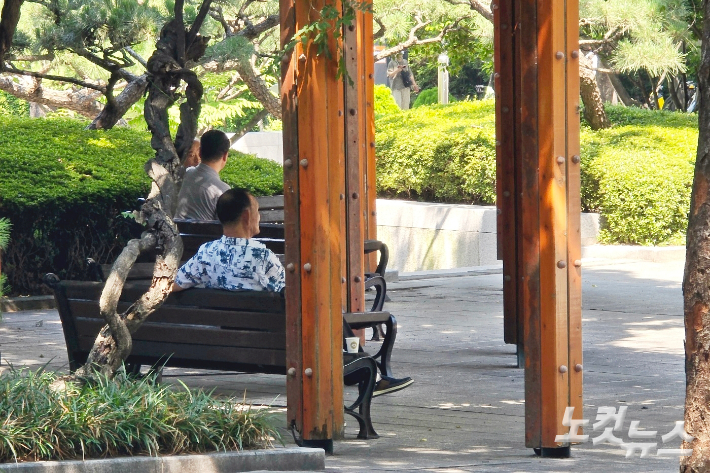 폭염에 벤치에 앉아 쉬는 시민. 송호재 기자