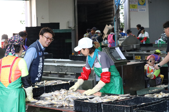 장현 조국혁신당 영광군수 예비후보가 유권자들을 만나 지지를 호소하고 있다. 장현 예비후보 측 제공