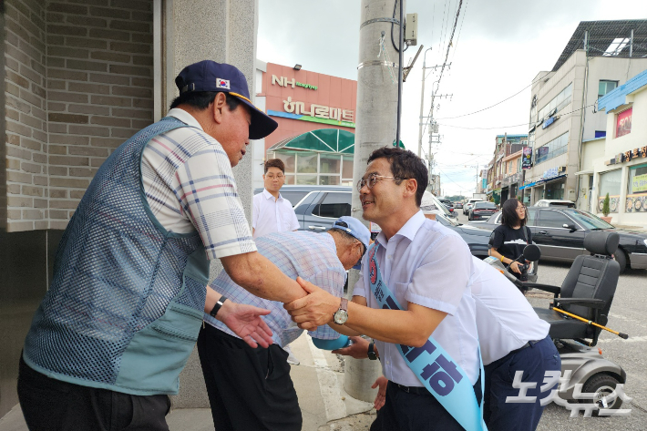 이석하 진보당 영광군수 예비후보가 영광군 유권자들을 만나 지지를 호소하고 있다. 박요진 기자