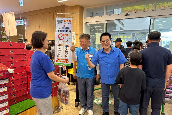 박지원 의원이 지난 16일 영광군을 찾아 장세일 예비후보 지지를 호소했다. 장세일 예비후보 측 제공