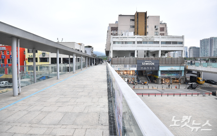 서울 종로구 세운상가 일대에 설치된 공중보행로. 류영주 기자