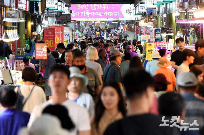 추석 연휴를 이틀 앞둔 12일 오후 서울 마포구 망원시장이 제수용품 등을 구매하기 위한 시민들로 북적이고 있다. 황진환 기자