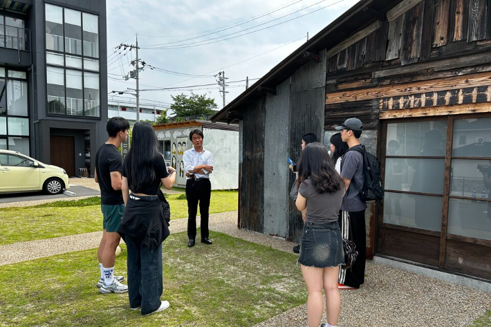 삼호고등학교 학생들이 우토로 마을에서 관계자와 인터뷰를 진행하고 있다. 전라남도교육청 제공