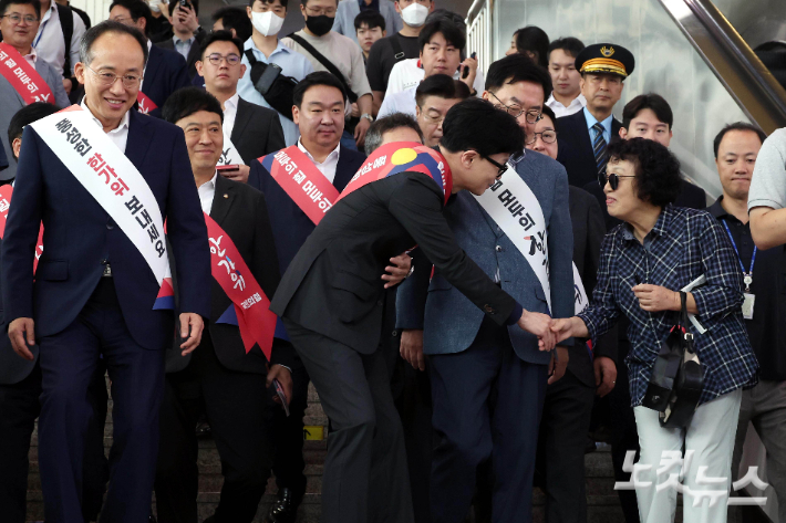 한동훈 국민의힘 대표를 비롯한 지도부가 13일 오전 서울 용산구 서울역 대합실에서 귀성객과 인사를 하고 있다. 황진환 기자