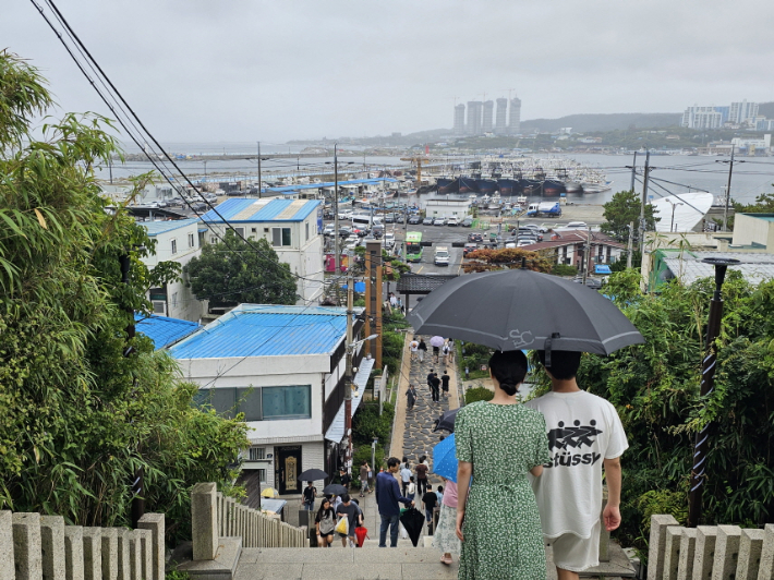 추석 연휴 기간 '동백꽃 필 무렵' 속 드라마 배경 장소인 구룡포 일본인 가옥 거리 중앙계단에 많은 인파들이 오가고 있다. 포항시 제공