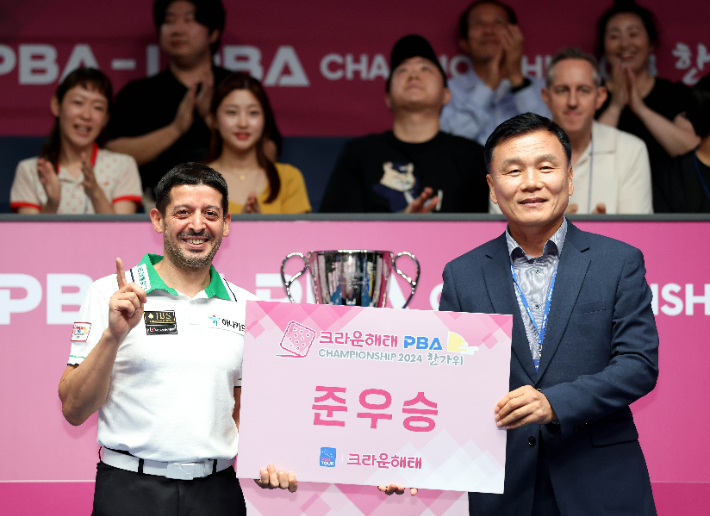 선전했지만 아쉽게 준우승에 만족한 초클루(왼쪽)와 크라운해태 기종표 단장. PBA