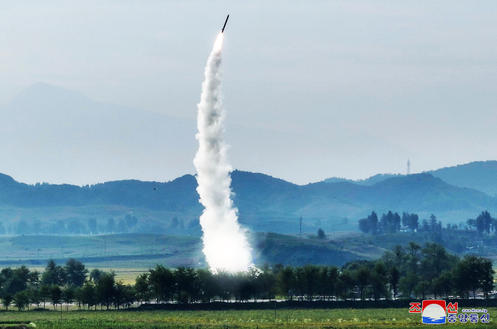 북한이 고중량 재래식 탄두를 장착한 신형 단거리탄도미사일(SRBM) 시험발사에 성공했다고 19일 밝혔다. 연합뉴스