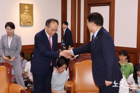 악수하는 우원식 국회의장-추경호 원내대표