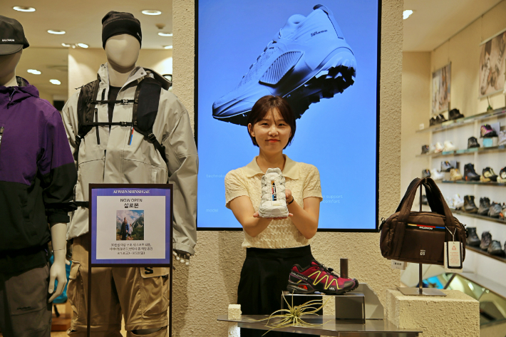 광주신세계 신관 지하 1층 살로몬 매장에서 직원이 신발을 선보이고 있다. 광주신세계 제공