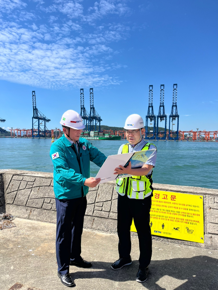 부산항만공사(BPA)가 19일 가을철 태풍 내습에 대비해 부산항 신항 일대의 항만시설물 전반에 대한 안전점검을 실시하고 있는 모습. 부산항만공사 제공 