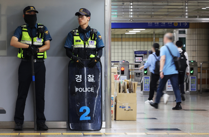 지난해 분당구 서현역 인근에서 흉기 난동이 벌어진 이후 일대에 경찰이 배치된 모습. 연합뉴스