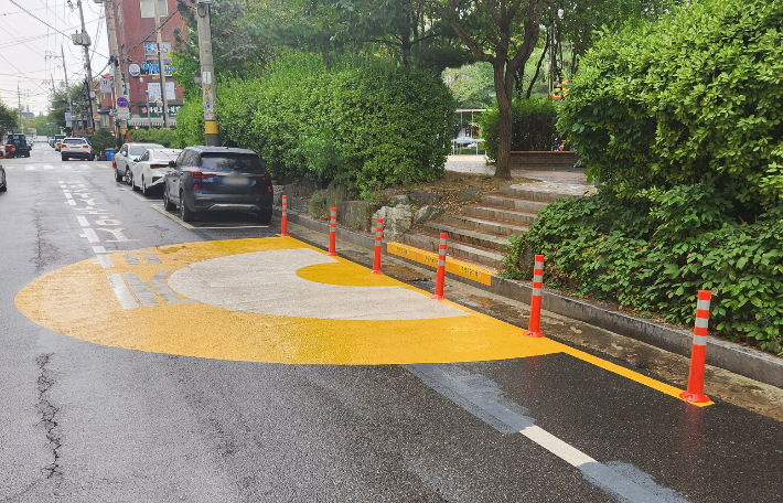 내동어린이공원 출입구에 설치된 어린이보행안전시설 노란무지개. 부천시 제공