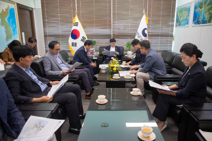 군산시의회가 19일 새만금개발청을 방문해 기본계획 변경 요구사항을 전달했다. 군산시의회 제공