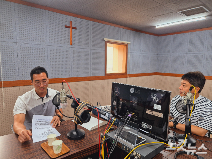 강원CBS.강원영동CBS 시사프로그램 <최진성의 위클리오늘>에 출연한 故이도현 군 아버지 이상훈 씨. 강민주 PD