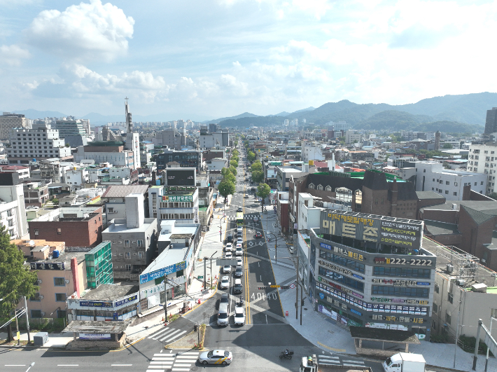 도로 환경개선 공사가 진행 중인 전주 충경로. 전주시 제공