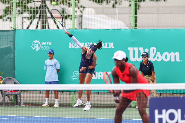 장수정이 19일 여자프로테니스(WTA) 투어 하나은행 코리아오픈 복식 경기에서 강력한 서브를 구사하고 있다. 연합뉴스