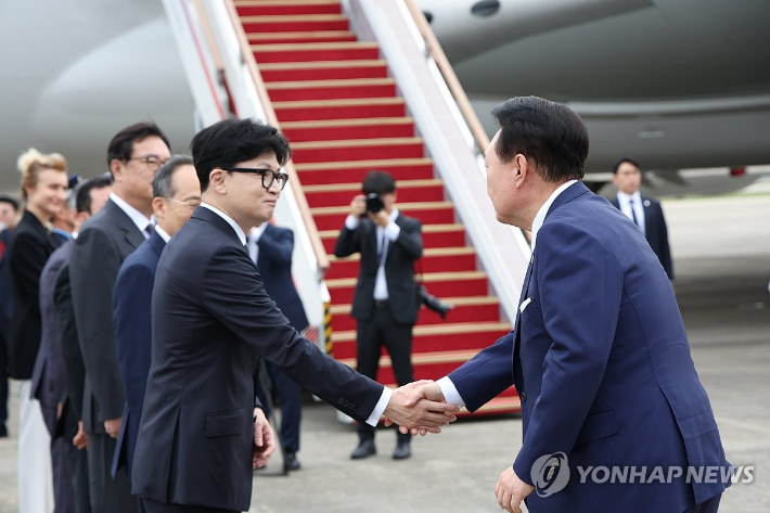 (성남=연합뉴스) 진성철 기자 = 윤석열 대통령이 19일 성남 서울공항에서 체코 공식 방문을 위해 출국하며 환송나온 국민의힘 한동훈 대표와 악수하고 있다. 2024.9.19 zjin@yna.co.kr 연합뉴스