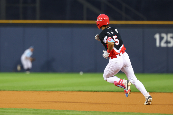 19일 서울 잠실구장에서 열린 2024 프로야구 KBO 리그 KIA 타이거즈와 두산 베어스의 경기. 1회초 KIA 선두 타자 김도영이 3루타를 친 뒤 달리고 있다. 연합뉴스