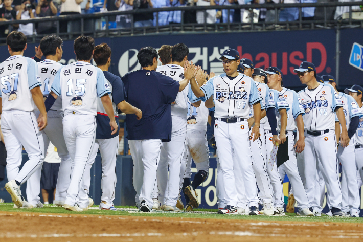 19일 오후 서울 송파구 잠실야구장에서 열린 2024 프로야구 KBO리그 KIA 타이거즈와 두산 베어스의 경기. 승리를 거둔 두산 이승엽 감독이 선수들을 격려하고 있다.  연합뉴스