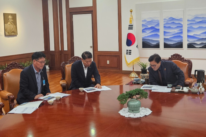 우원식 국회의장을 만나 주요 사업과 현안 해결을 건의하고 있는 함명준 고성군수. 고성군 제공