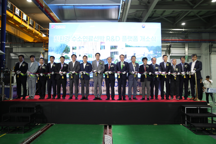 개소식에 참여한 내빈들이 개소를 축하하고 있다. 부산대학교 제공