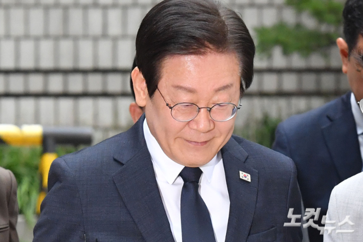 '김문기·백현동 의혹' 관련 허위 발언 혐의로 기소된 이재명 더불어민주당 대표가 20일 오전 서울 서초구 서울중앙지방법원에서 열리는 공직선거법 위반 1심 결심 공판에 출석하고 있다. 류영주 기자