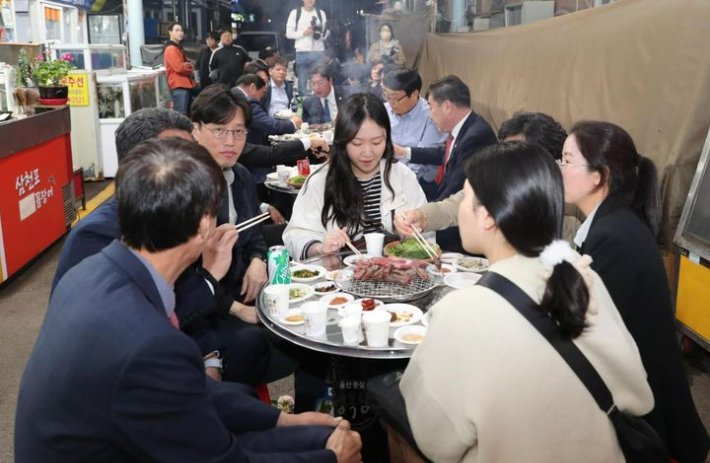 수암한우야시장에서 한우구이를 먹고 있는 방문객. 울산 남구 제공